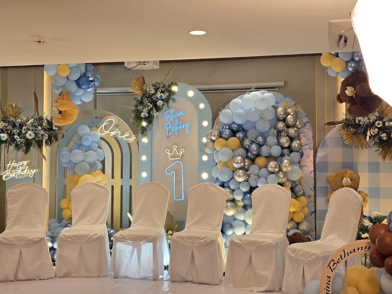 Teddy bear birthday backdrop with blue and silver balloons